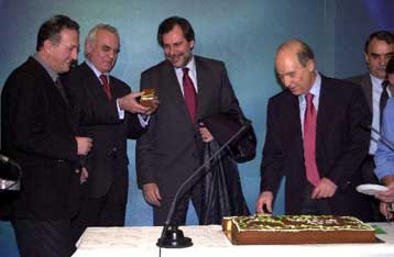 Φέτος δραχμή, του χρόνου ευρώ στην πρωτοχρονιάτικη «ενωτική» πίτα του ΠΑΣΟΚ