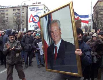 Εμμένουν οι Σέρβοι στη δίκη Μιλόσεβιτς εντός της Γιουγκοσλαβίας και προαναγγέλλουν τη σύλληψή του