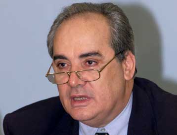 Οφείλω τη ζωή μου στο Θεό, δηλώνει ο Β.Μιχαλολιάκος – Παραμένει στην Εντατική για προληπτικούς λόγου