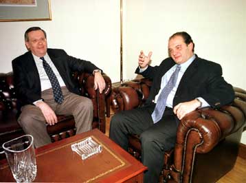 Οι παράνομες ελληνοποιήσεις στο επίκεντρο της συνάντησης Καραμανλή – Μάνου