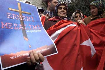 Οφθαλμόν αντί οφθαλμού από Τούρκο βουλευτή – Ζητά να αναγνωριστεί η «γενοκτονία των Αλγερινών» από τ