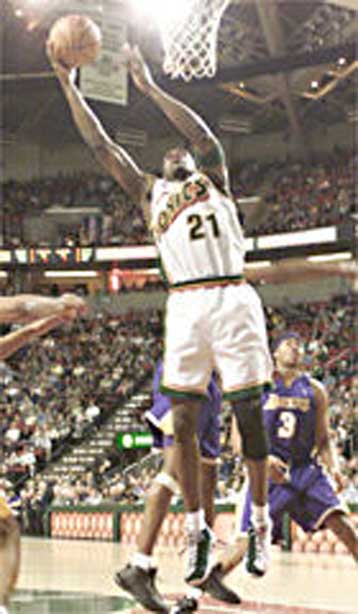 Αγρυπνοι… στο Σιάτλ οι Λέικερς έχασαν 80-91 – Στην κορυφή της Δύσης με… 130 το Σακραμέντο