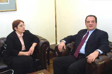 Σύμπνοια Καραμανλή – Παπαρήγα στο θέμα των ελληνοποιήσεων