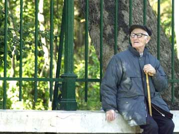 Γερνά επικίνδυνα ο ελληνικός πληθυσμός, διαπιστώνει το Συμβούλιο της Ευρώπης