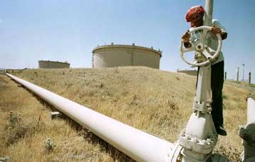 Για παράνομη εξαγωγή ιρακινού πετρελαίου μέσω Συρίας κάνουν λόγο οι Los Angeles Times