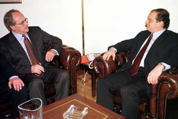 Τον πρόεδρο του ΣΥΝ για τις ελληνοποιήσεις ενημέρωσε ο Καραμανλής – Επιφυλακτικός ο Κωνσταντόπουλος