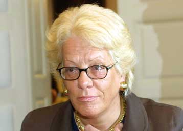 Η Ντελ Πόντε πρέπει να ζητήσει δημοσίως συγγνώμη από το σερβικό λαό, υποστηρίζουν Σέρβοι πολιτικοί