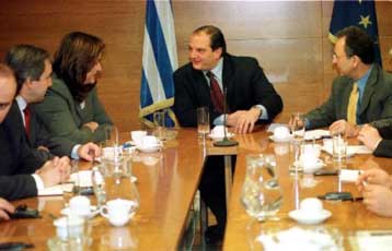 Συνεδριάζουν οι τομεάρχες της ΝΔ – Ο Καραμανλής βλέπει Παπαρήγα και Κωνσταντόπουλο για τις ελληνοποι