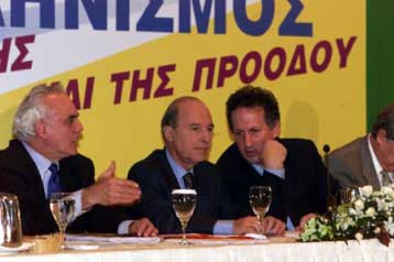 Εξοπλιστικό πρόγραμμα, εσωκομματικά και Νίκαια στην ημερήσια διάταξη Σημίτη