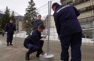 Θέση μάχης έχει πάρει η αστυνομία του Νταβός εν αναμονή των διαδηλωτών