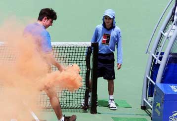 Δεκαπεντάχρονος ταραξίας διακόπτει με… καπνογόνο τον αγώνα της Κουρνίκοβα στο Αυστραλιανό Όπεν