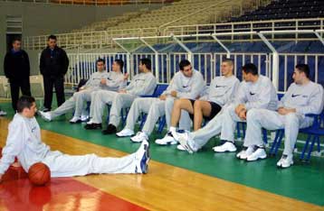 Υποχρέωσή μας να κερδίζουμε, τονίζουν οι παίκτες της εθνικής μπάσκετ