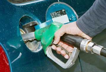 Οριακές μειώσεις στην τιμή της βενζίνης και μικρή αύξηση του πετρελαίου θέρμανσης από την Τετάρτη