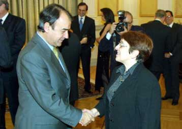 Το Αντιμονοπωλιακό Μέτωπο φέρνει πιο κοντά ΚΚΕ και ΔΗΚΚΙ