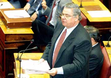 Την τιμωρία των «κομπιναδόρων της Σοφοκλέους» ζητά ο Έβερτ – Κατά της δεύτερης εργασίας των βουλευτώ