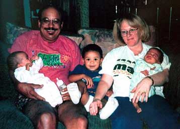 Σκληραίνει η Βρετανία τη νομοθεσία περί υιοθεσίας μετά το σάλο με την πώληση των διδύμων μέσω του In