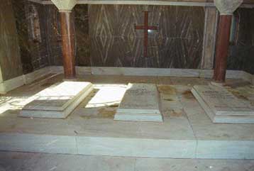 Βέβηλοι προκάλεσαν εκτεταμένες ζημιές στους βασιλικούς τάφους στο Τατόι