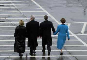 «Με ψηλά το κεφάλι» εγκατέλειψε συγκινημένος ο Κλίντον το Λευκό Οίκο