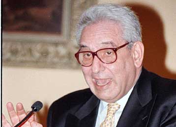 Τη συνδρομή του στην Αλβανία για τυχόν προβλήματα στο Σύνταγμά της θα παράσχει ο Δ.Τσάτσος