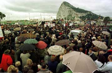 Την απομάκρυνση του υποβρυχίου Tireless από το Γιβραλτάρ ζήτησαν χιλιάδες Ισπανοί