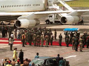 Στο Κονγκό μεταφέρθηκε η σορός του Λοράν Καμπιλά – Εκτίθεται ήδη σε λαϊκό προσκύνημα