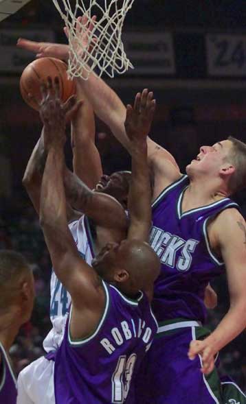 Το Μιλγουόκι κέρδισε στο ντέρμπι με τη Σάρλοτ – Νίκες για Σίξερς και Λέικερς στο ΝΒΑ