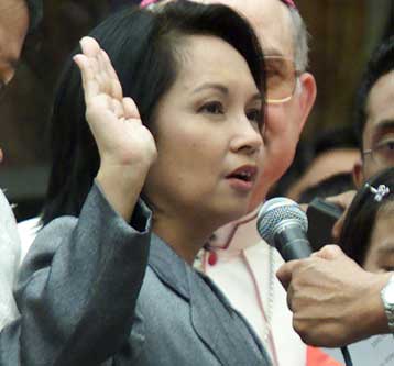 Παρελθόν ο Εστράντα – Νέα πρόεδρος των Φιλιππίνων ορκίστηκε η Γκλόρια Αρόγιο