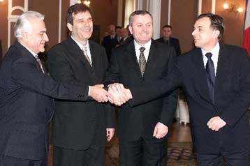 Πιστός στη συμφωνία του Ντέιτον ο Κοστούνιτσα, αλλά αμφισβητεί τη νομική της βάση