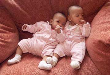 Στα δικαστήρια η διαμάχη για την κηδεμονία των διδύμων που πωλήθηκαν μέσω Διαδικτύου – Θα δοθούν σε