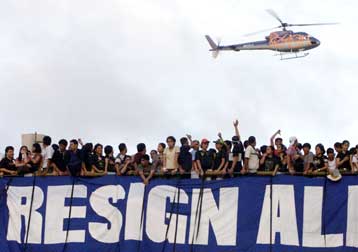 Τα τανκς στους δρόμους της Μανίλα – Φόβοι για πραξικόπημα