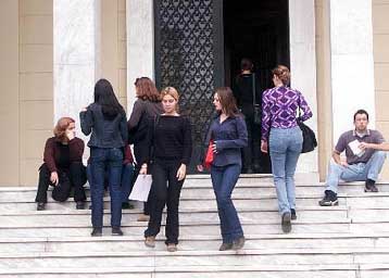 Μείωση των θέσεων στα ΑΕΙ και ΤΕΙ μελετά η ηγεσία του υπουργείου Παιδείας