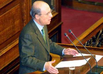 Η ώρα του πρωθυπουργού και συνεργασία με υπουργούς στον απόηχο του δείπνου «γενεθλίων» του Σημίτη