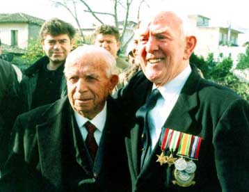 Συγκινητικές στιγμές στην Ανδραβίδα, όπου τιμήθηκαν δύο βετεράνοι πιλότοι της RAF