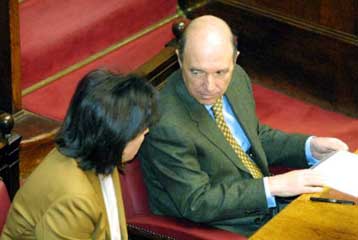 Η επικαιρότητα του υπουργείου Εσωτερικών με αιχμή το «πολιτικό χρήμα» στη συνάντηση Σημίτη – Β.Παπαν