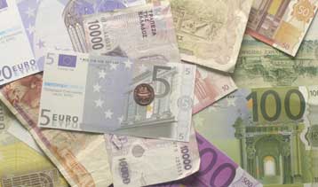 Σε υποχώρηση το ευρώ έναντι του δολαρίου – Σταθερά αναμένεται να κρατήσει τα επιτόκια η ΕΚΤ