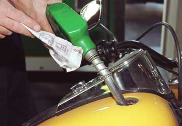 Ακριβή βενζίνη, φθηνό πετρέλαιο θέρμανσης έως την επόμενη εβδομάδα