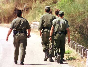 Παραδόθηκε 43χρονος που απειλούσε να αυτοπυρποληθεί