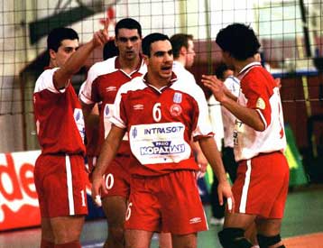 Ο Ολυμπιακός μπλόκαρε την Τουρ 3-1 στη Γαλλία και πέρασε στους «8» του Champions League