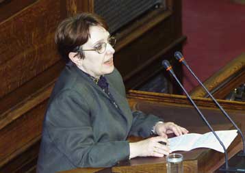 Η αναθεώρηση δεν θίγει τα κακώς κείμενα αλλά νομιμοποιεί τα χειρότερα, εκτιμά η Αλ.Παπαρήγα