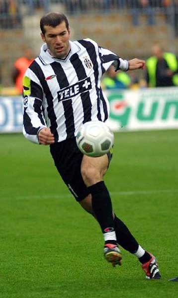 Καμία συμφωνία με Ρεάλ Μαδρίτης, λέει ο Ζιντάν, που καλεί τους θαυμαστές του σε ζωντανή συνομιλία