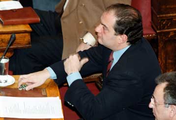 Εξωθεσμικοί παράγοντες επιβάλλουν στην κυβέρνηση τις κρίσιμες αποφάσεις, δηλώνει ο Καραμανλής