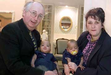 Την αποστροφή του εκφράζει ο Τόνι Μπλερ για την υπόθεση της υιοθεσίας των διδύμων μέσω Internet