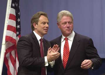 Nέες προσπάθειες για άρση του αδιεξόδου στη Βόρειο Ιρλανδία – Στο Μπέλφαστ ο Μπλερ