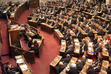 Στην Ολομέλεια της Βουλής μεταφέρεται η συζήτηση για την αναθεώρηση του Συντάγματος