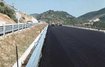 Οι κακοτεχνίες στα δημόσια έργα στην Ελλάδα αυξάνουν τις δαπάνες συντήρησης, τονίζει η Κομισιόν