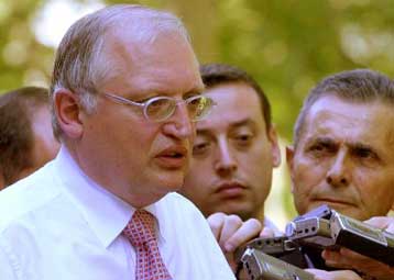 Την ανησυχία του Φερχόιγκεν προκαλεί η τουρκοκυπριακή αδιαλλαξία