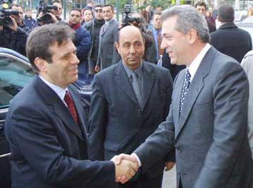 Το χρυσό μετάλλιο της πόλης απένειμε ο δήμαρχος Αθηναίων στον Κοστούνιτσα