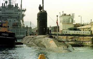 Η Greenpeace ξαναχτυπά, αυτήν τη φορά στο βρετανικό πυρηνικό υποβρύχιο που βρίσκεται στο Γιβραλτάρ