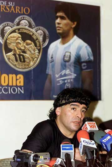 Αμοιβή 90 εκατ. δραχμές θα λάβει ο Μαραντόνα για να παίξει προς τιμήν ποδοσφαιριστή των ΗΑΕ