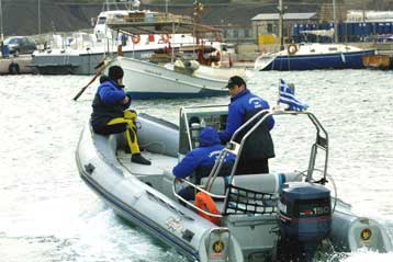 Στα ίχνη του ελικοπτέρου οι δύτες – «Ηθικός αυτουργός το ΕΚΑΒ» καταγγέλλουν οι συγγενείς των αγνοουμ